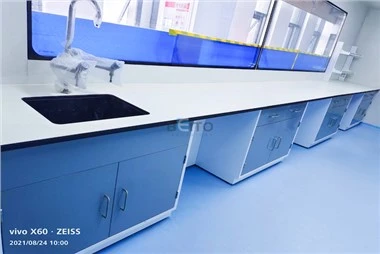 Korkeussäädettävä laboratoriopenkki