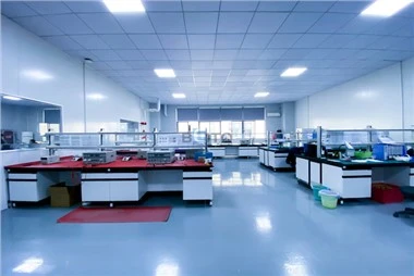 Laboratoriopenkki pesualtaalla